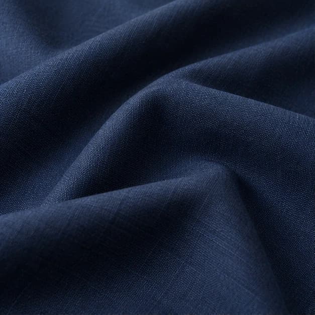 Illustration générée : tissus souples bleu, gris et beige pour évoquer la cérémonie au masculin