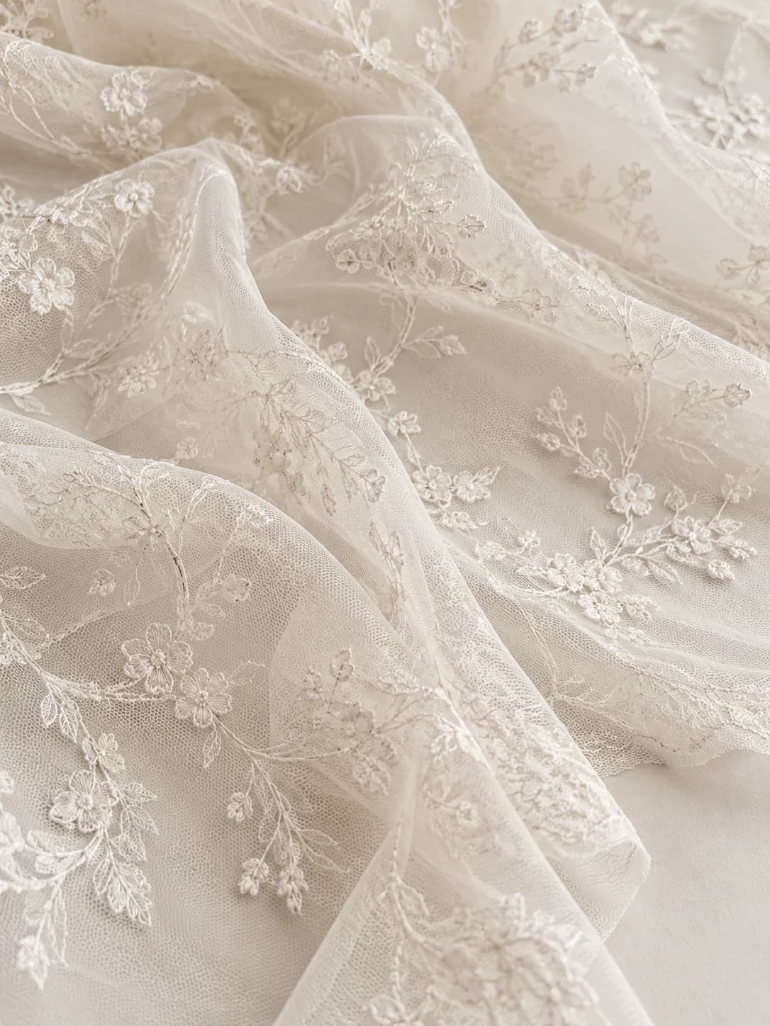 Illustration générée : dentelle ivoire très fine, aux petits motifs floraux