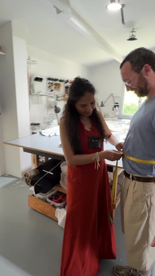 Prise de mesures d’un client à l’atelier