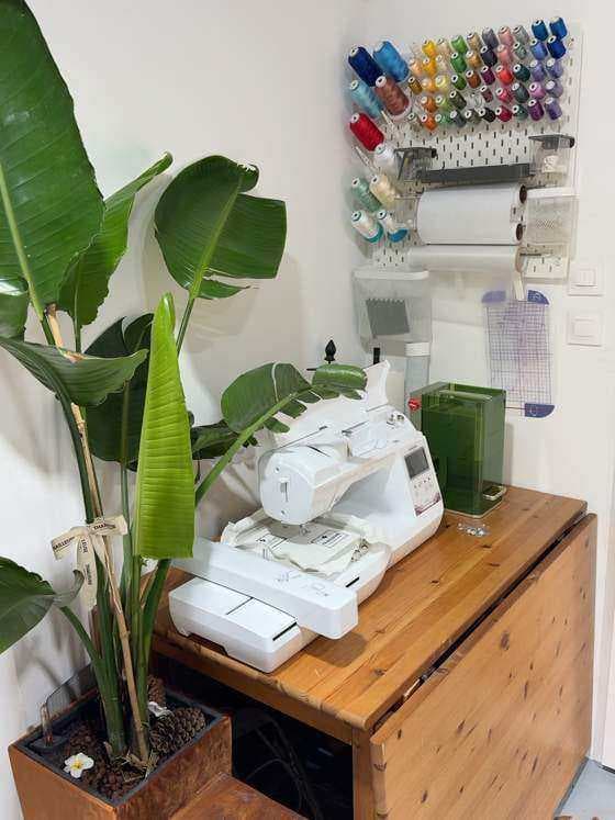 Machine à broder et graveur laser dans l’atelier