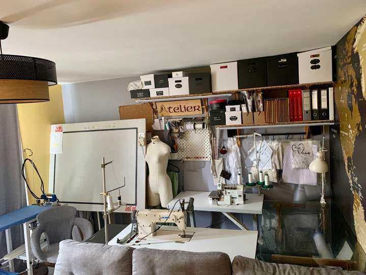 Atelier équipé de machines, d’un mannequin et d’une table de digitalisation