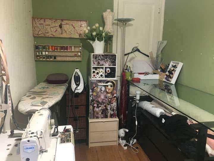 Petit atelier au mur vert avec une machine industrielle Juki
