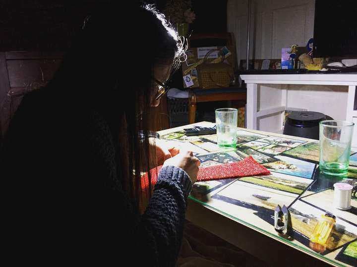Travail de couture à la main sur la table basse du salon
