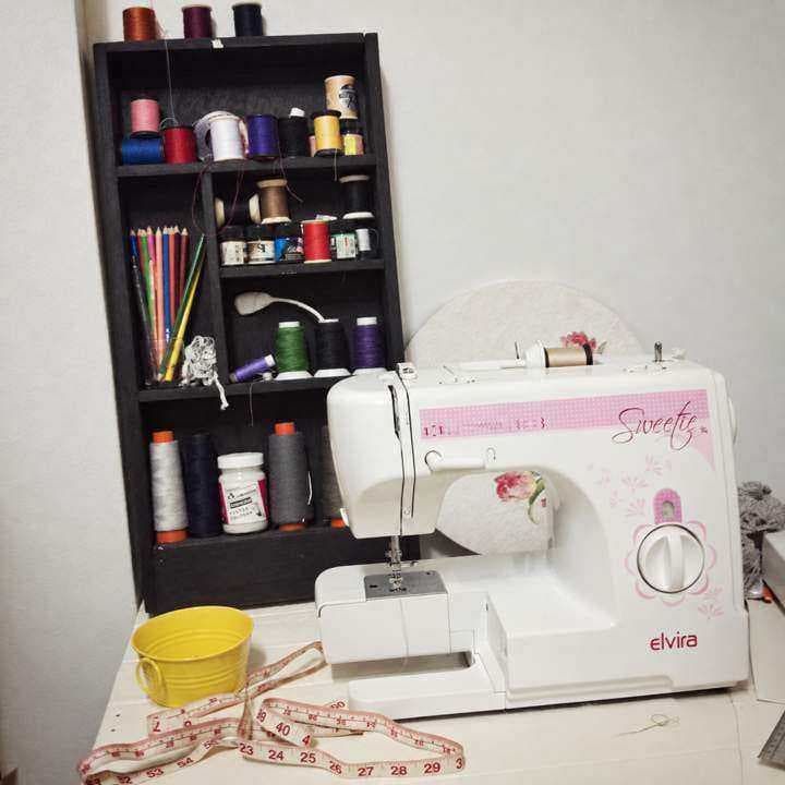La première machine à coudre sur une petite table à Chiang Mai