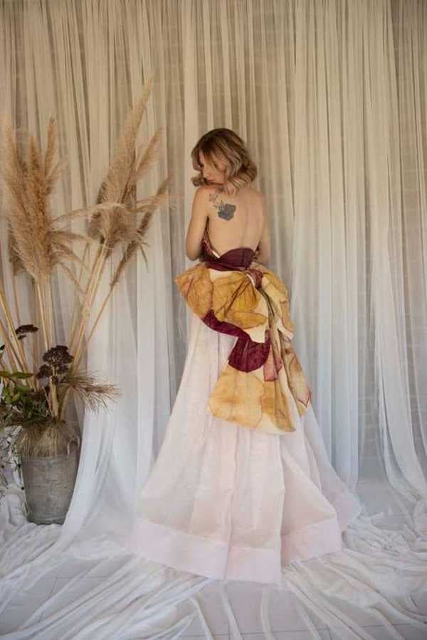 Robe créée par Thaïlleuse, vue de dos, avec un grand nœud aux empreintes végétales