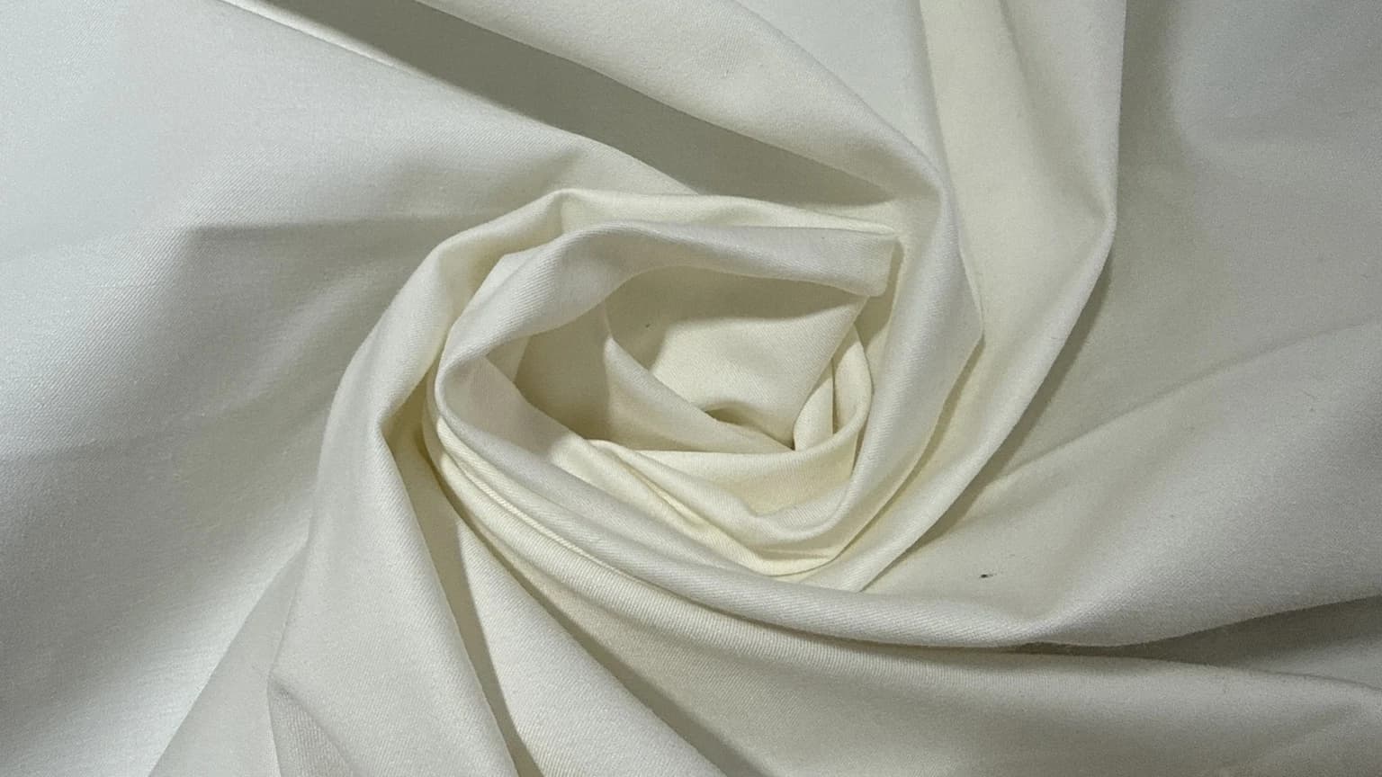 Photo de l’atelier : gabardine de coton claire, au fini mat