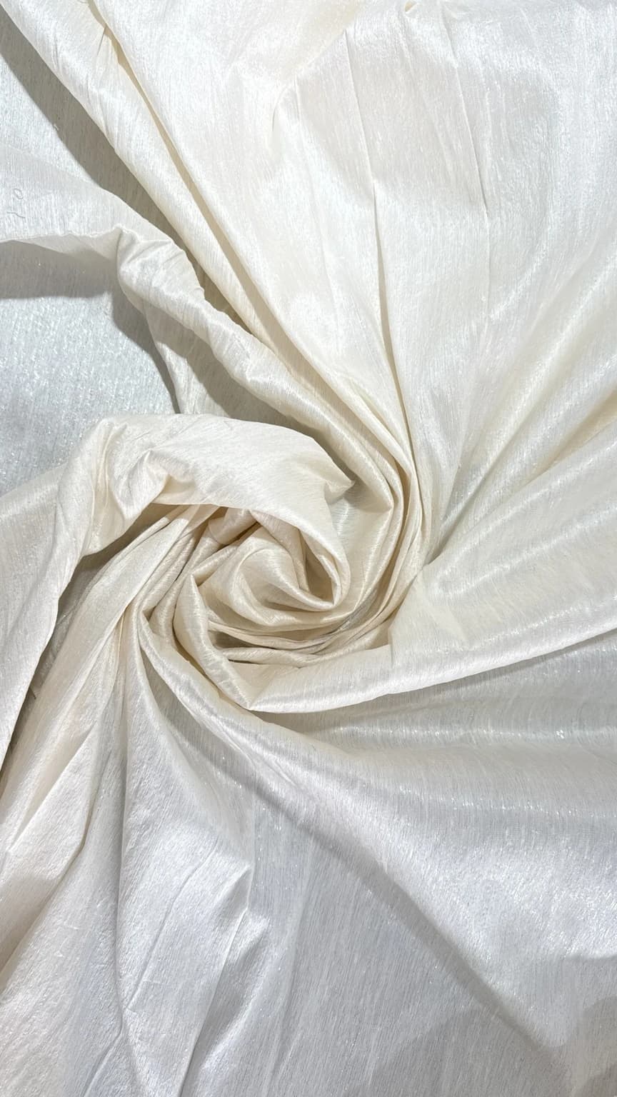 Photo de l’atelier : soie mélangée à des fibres métalliques, drapée avec des reflets lumineux